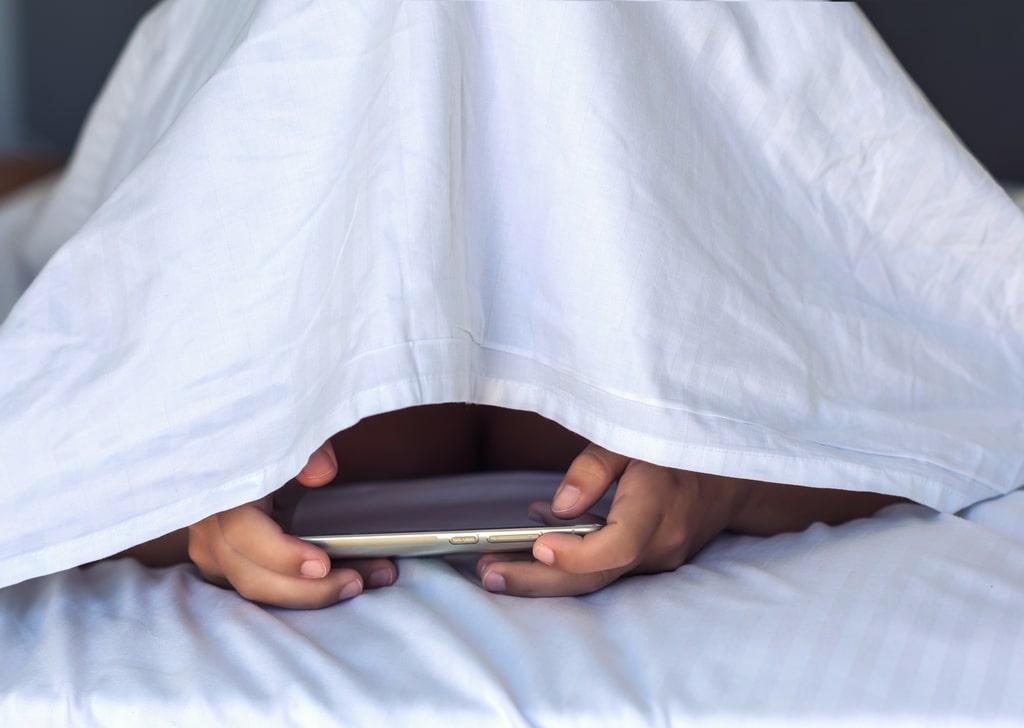 Signs of a cheating husband: cell phone and more
