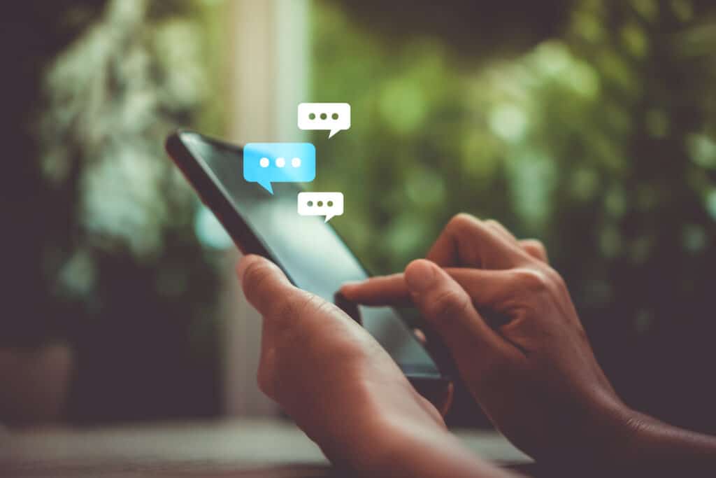 Visa textmeddelanden som skickats och tagits emot från en annan telefon